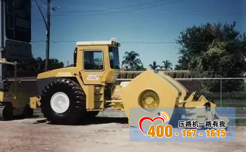 自行式?jīng)_擊式壓路機